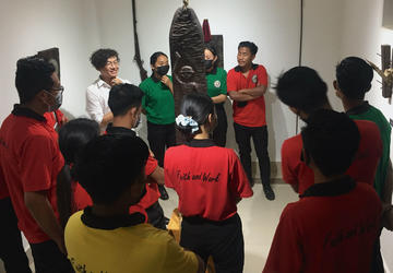 Mhao Aaron Odyuo with students of Japfu Christian College at the exhibition (The Highland Institute, 29.4.2022; photo: Christian Poske) Mhao Aaron Odyuo with students of Japfu Christian College at the exhibition (The Highland Institute, 29.4.2022; photo: Christian Poske)